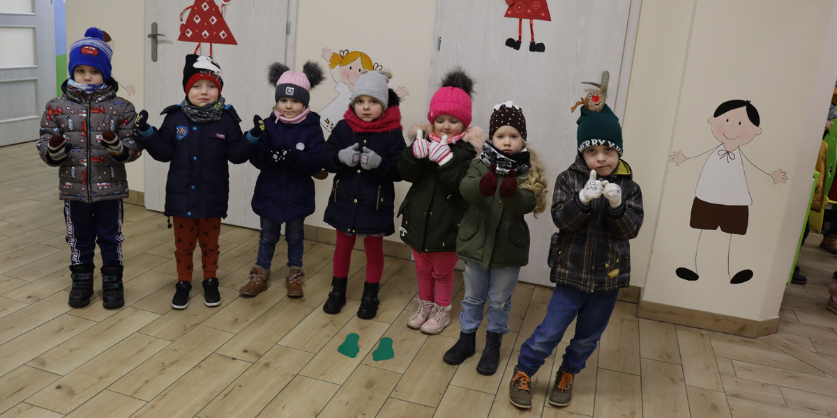 grupa dzieci prezentuje rękawiczki jednopalczaste