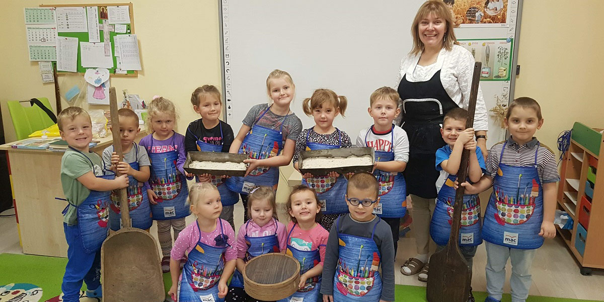dzieci w grupie prezentują przygotowane ciasto na chleb