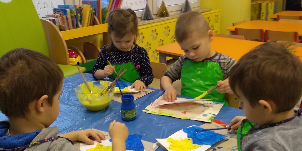 Dzieci malują granatową farbą tło dla Gwiazdy Betlejemskiej
