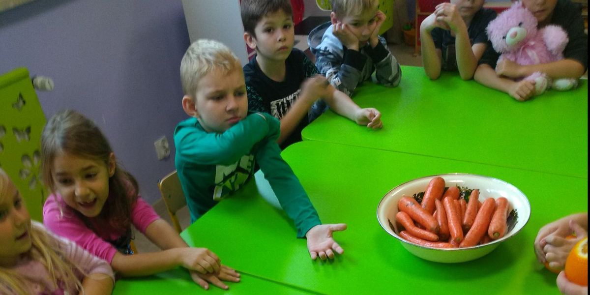 dzieci oglądają warzywa