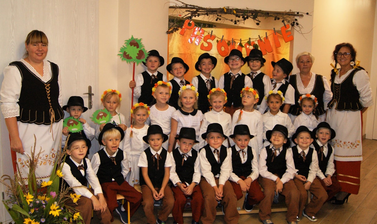 zdjęcie grupy przedszkolaków Orzeszki
