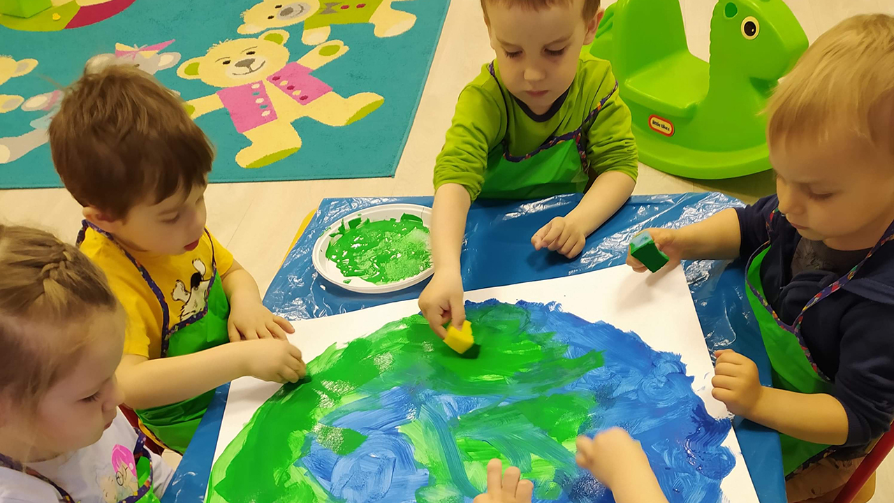 •	Dzieci malują farbami planetę Ziemię 