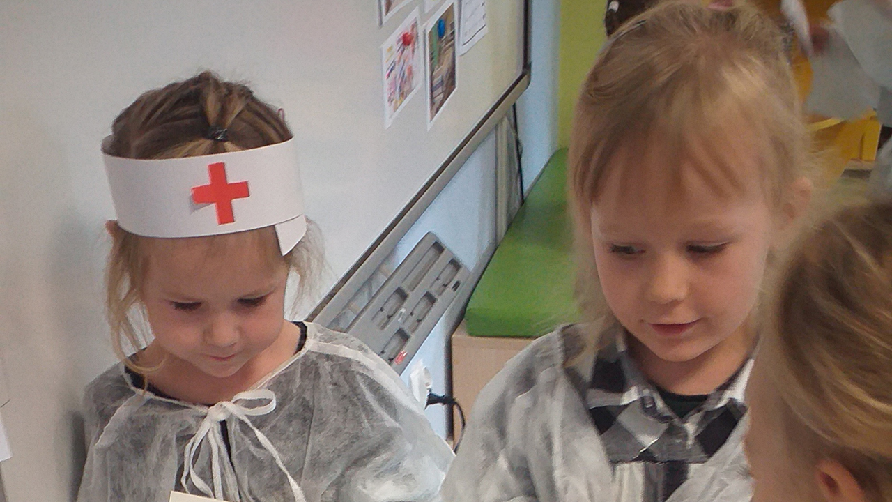 Dzieci podczas zabawy tematycznej „Lekarz”.