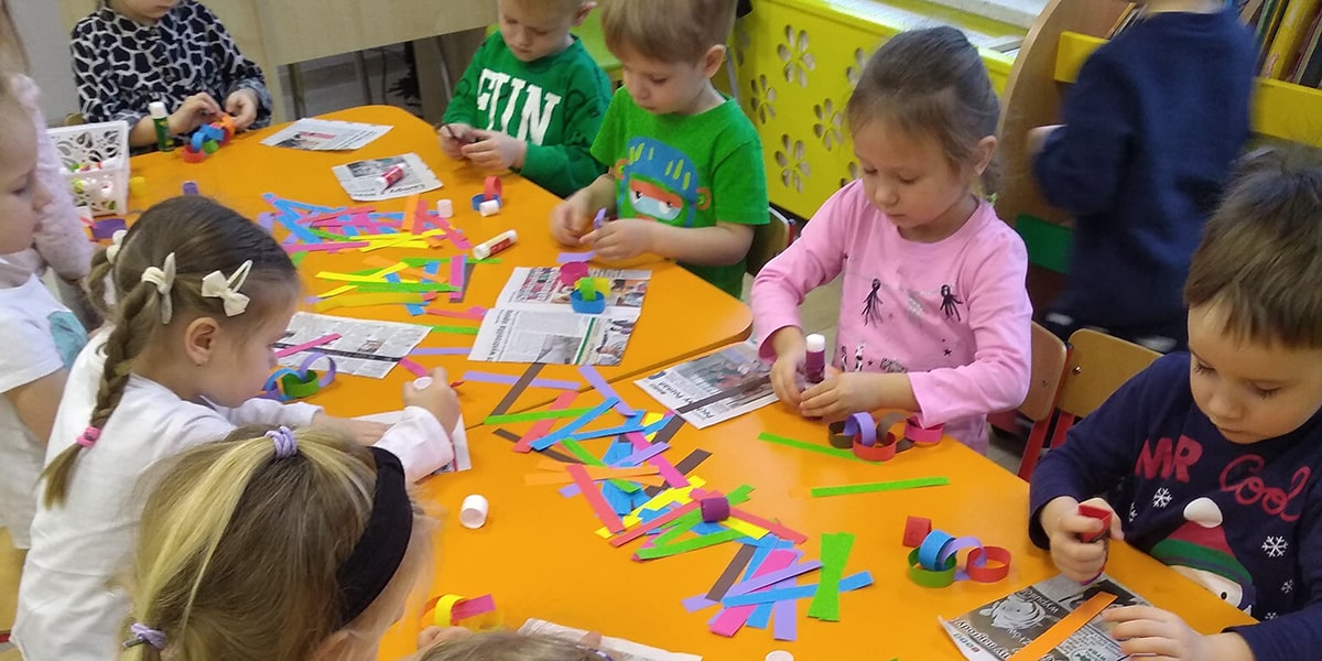 Dzieci tworzą papierowy łańcuch