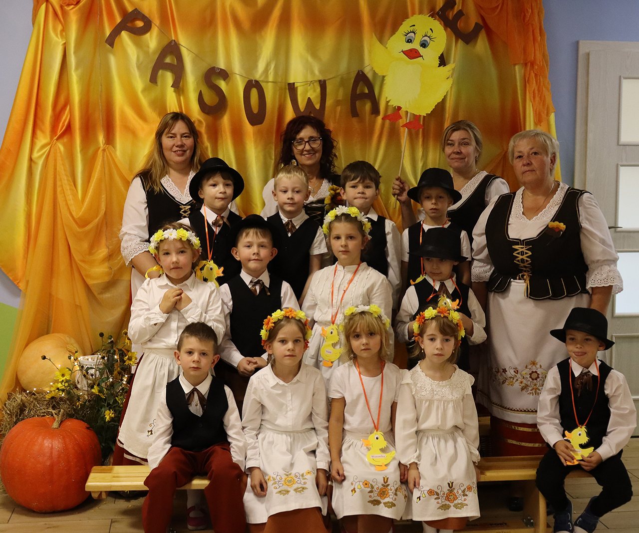 zdjęcie grupy przedszkolaków Kaczuszki