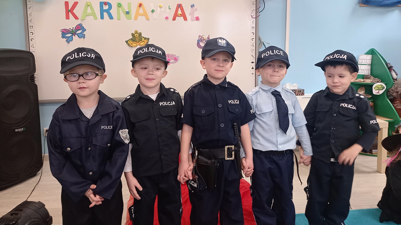 dzieci w strojach policjantów