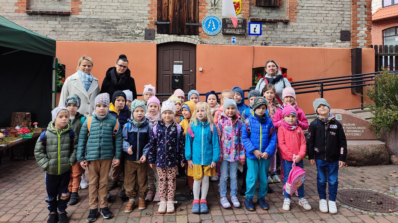 Grupa „Lisków” przed Muzeum Borów Tucholskich w Tucholi. 