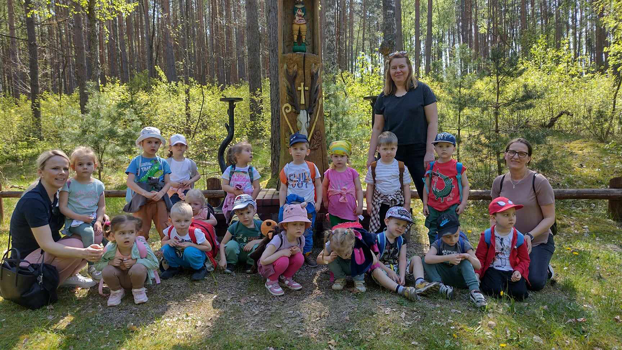 zdjęcie grupowe dzieci w lesie