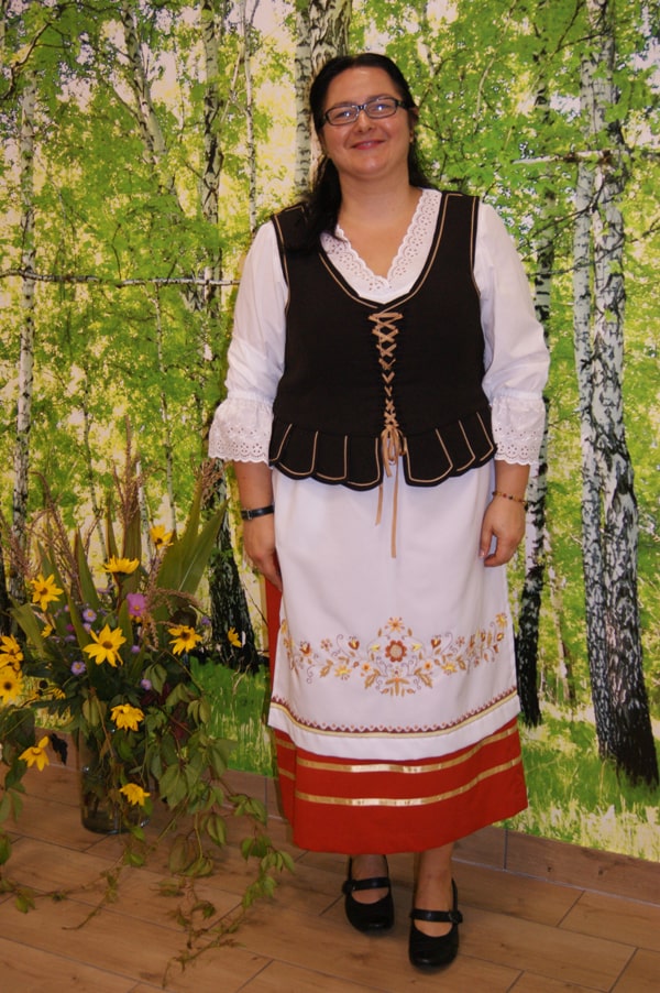 Maria Spychalska  w stroju borowiackim na tle brzóz